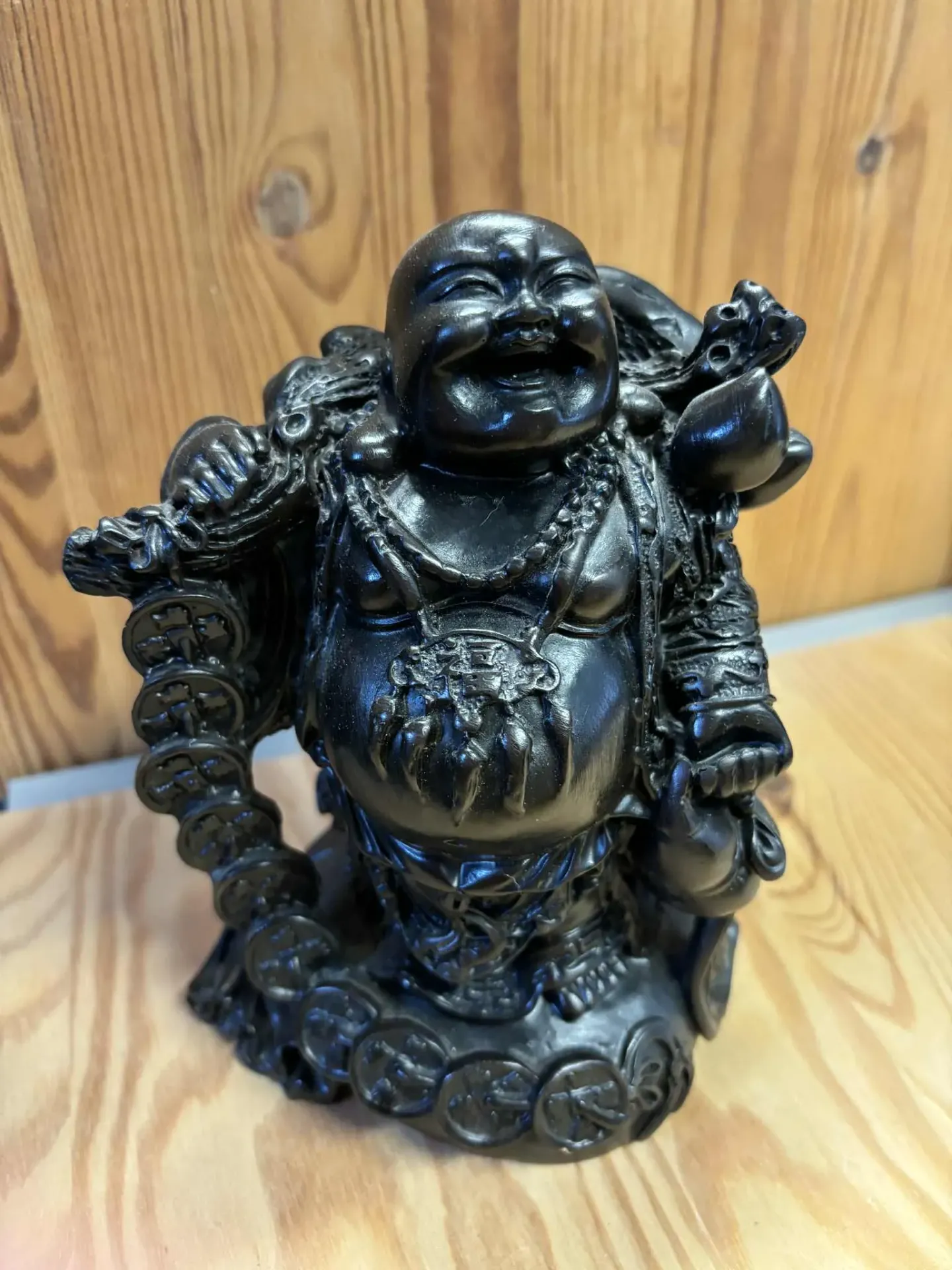 Bouddha rieur en résine brune