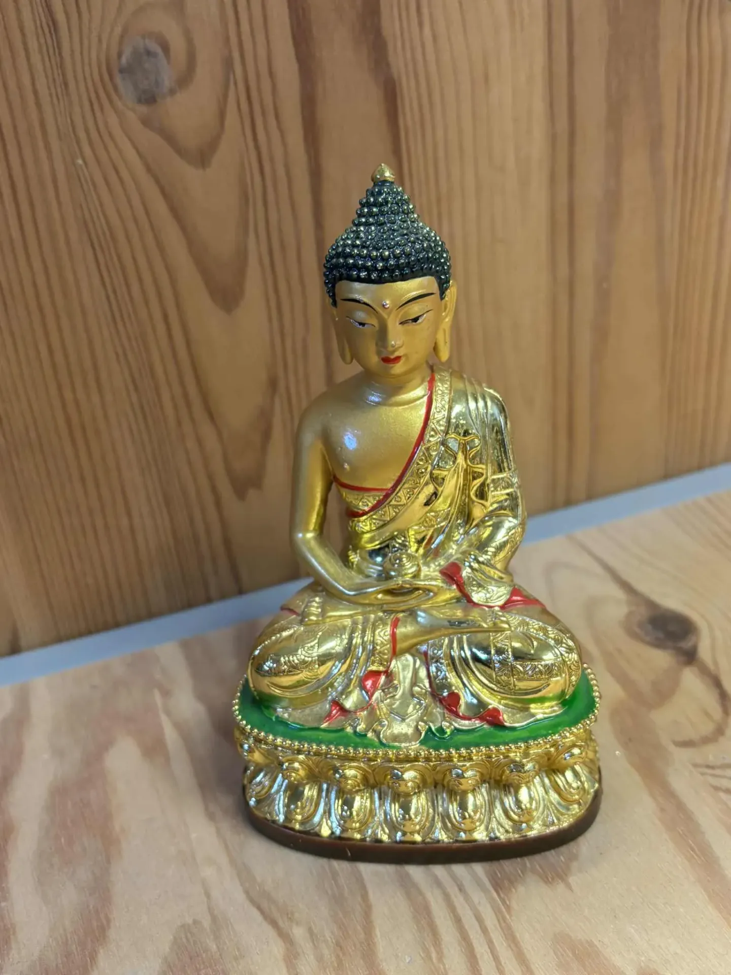 Bouddha Gautama doré résine