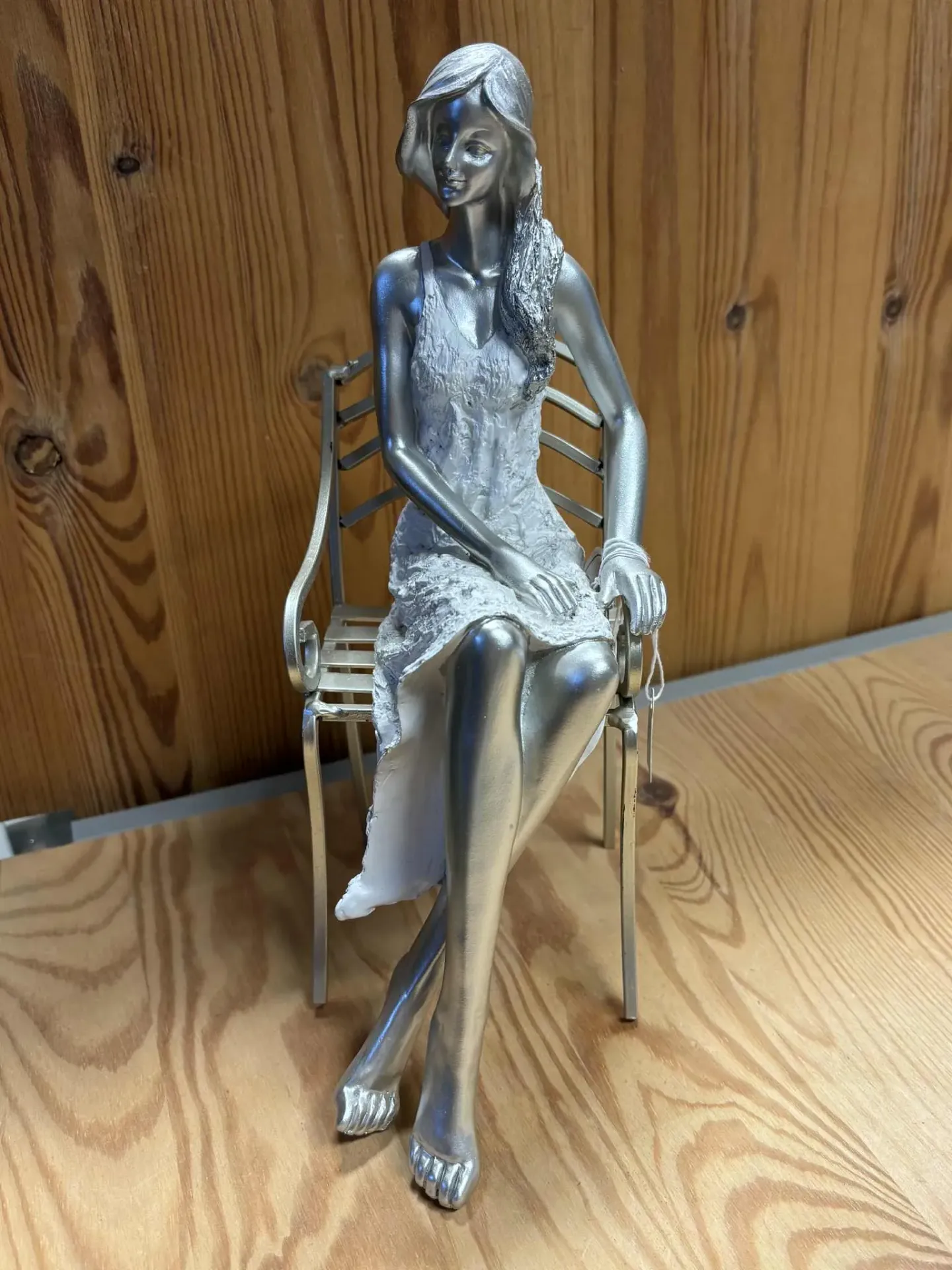 Dame sur chaise