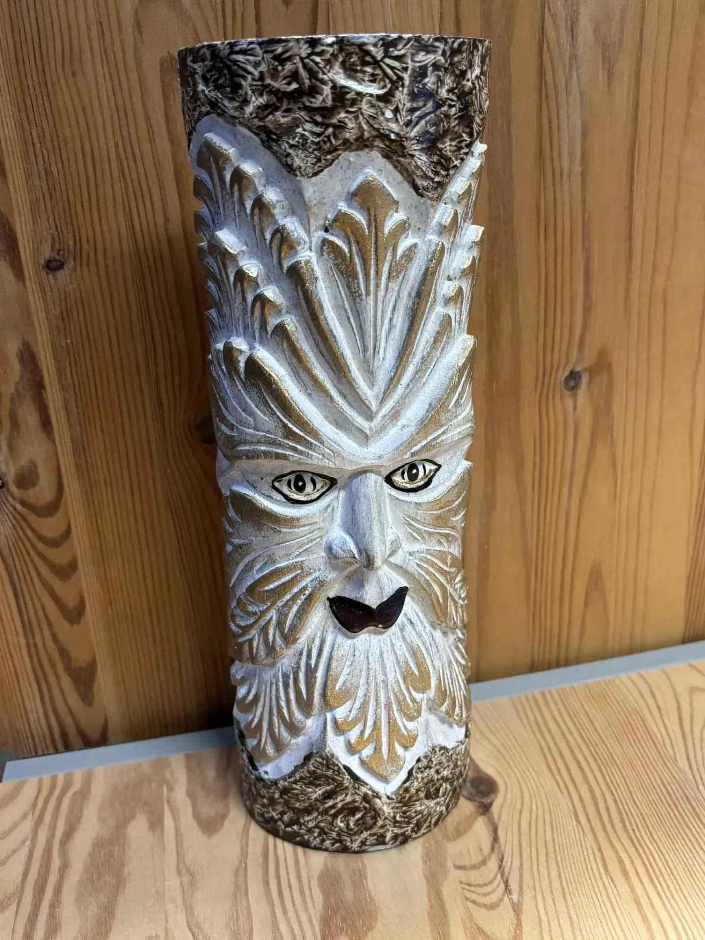 Dieu sculpté dans arbre