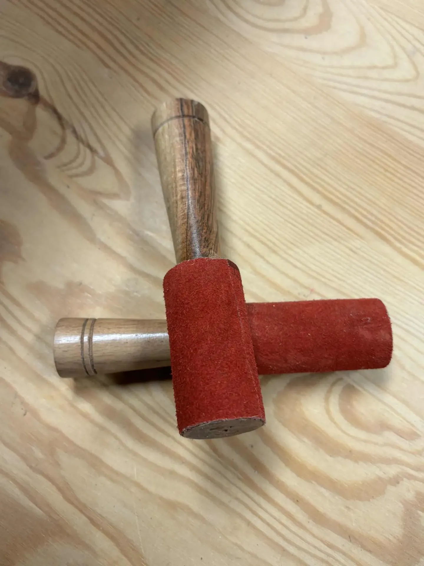 Bâton bol chantant peau chamois rouge