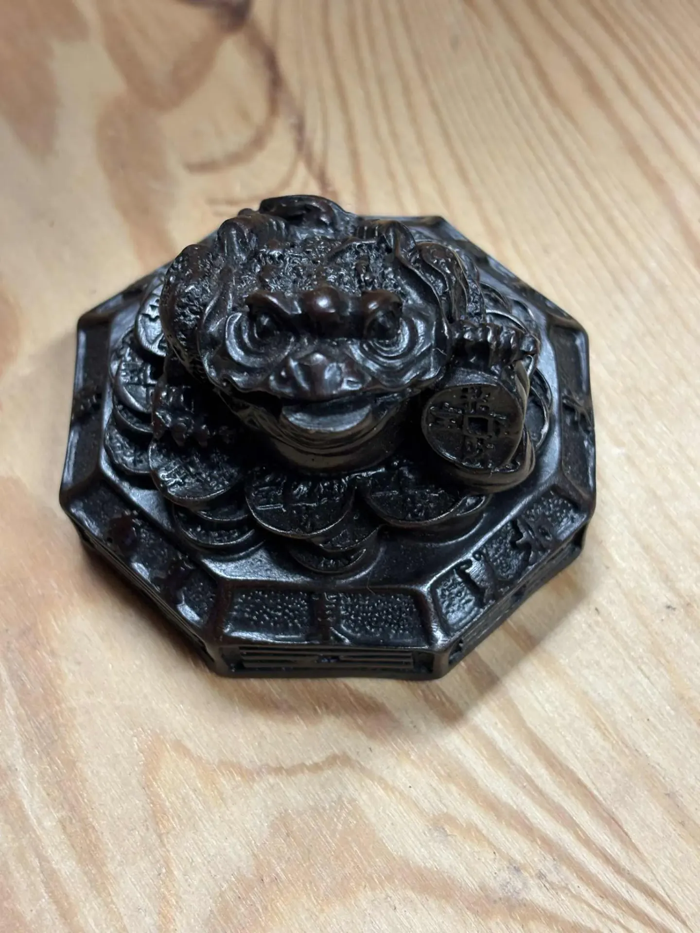 Crapaud à 3 pattes noir