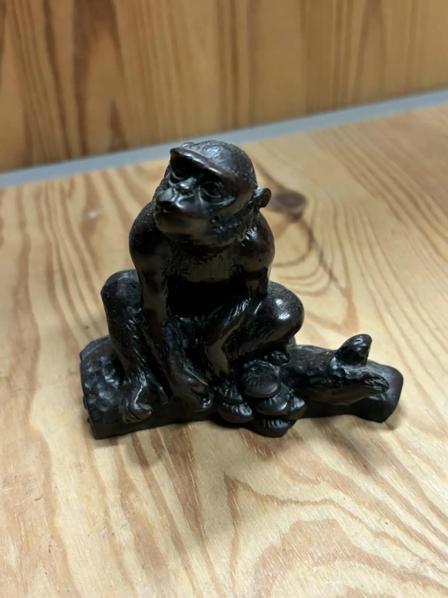 Singe sur branche en résine