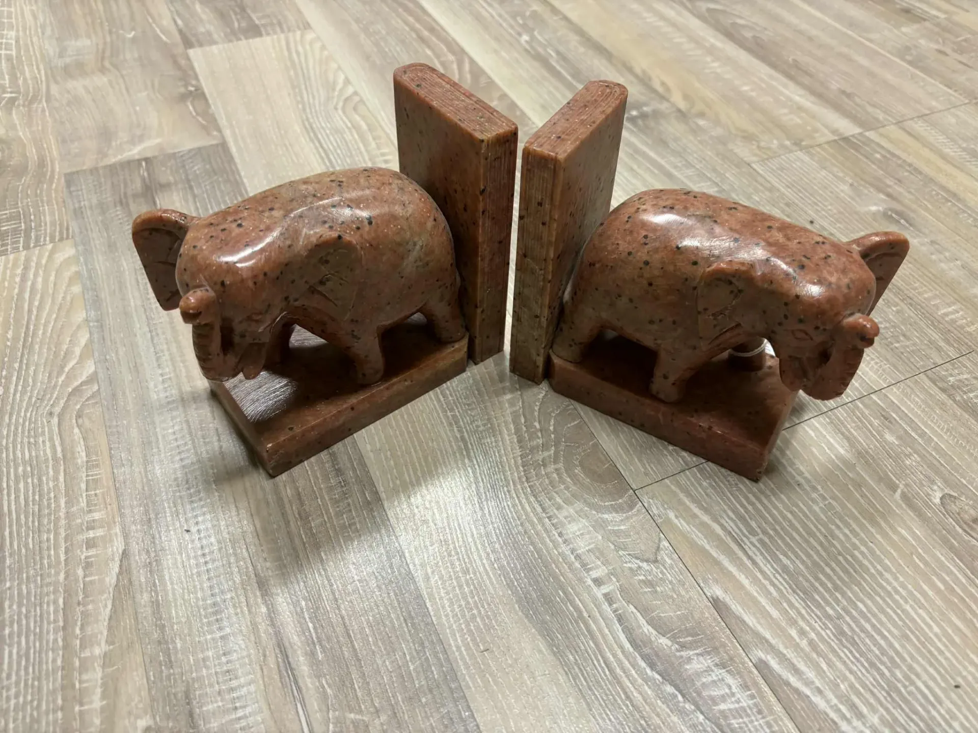 Eléphant serre livres en pierre de savon