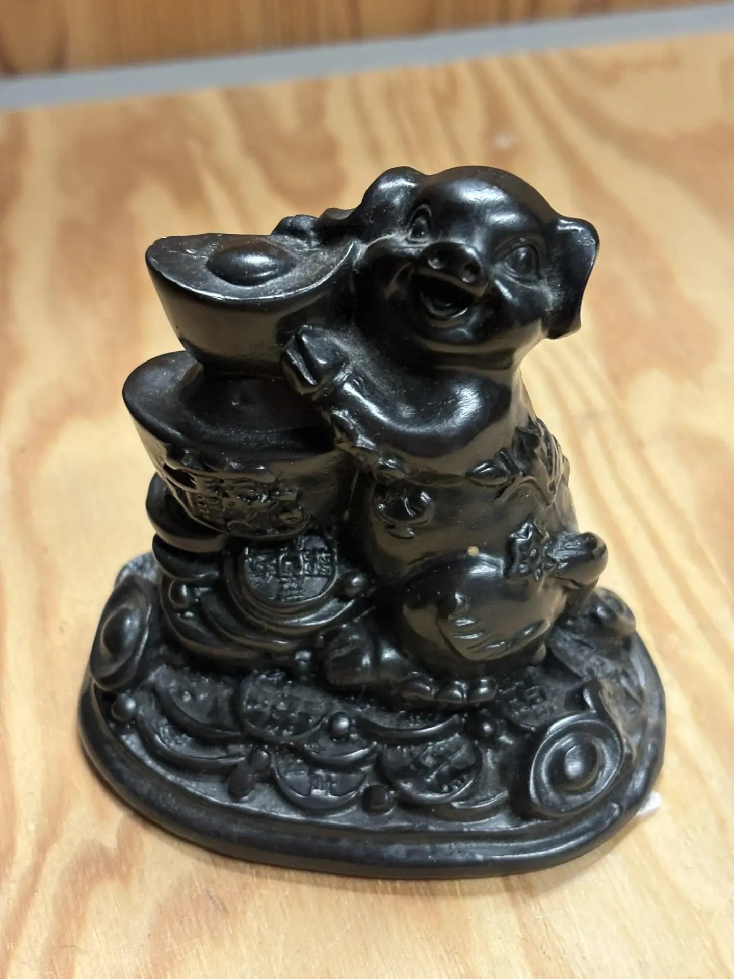 Cochon sur lingots et pièces en résine