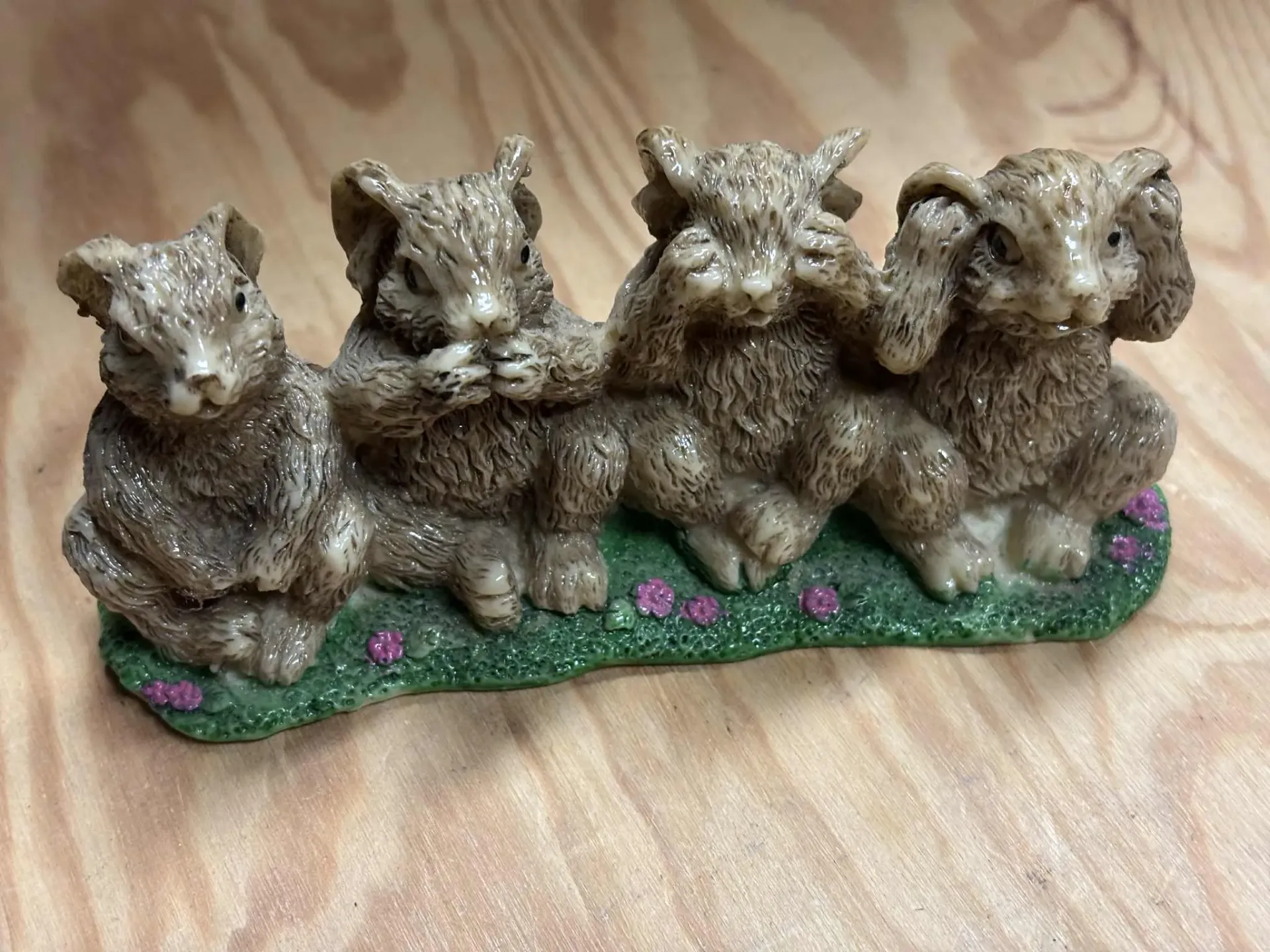 Lapins en résine colorée