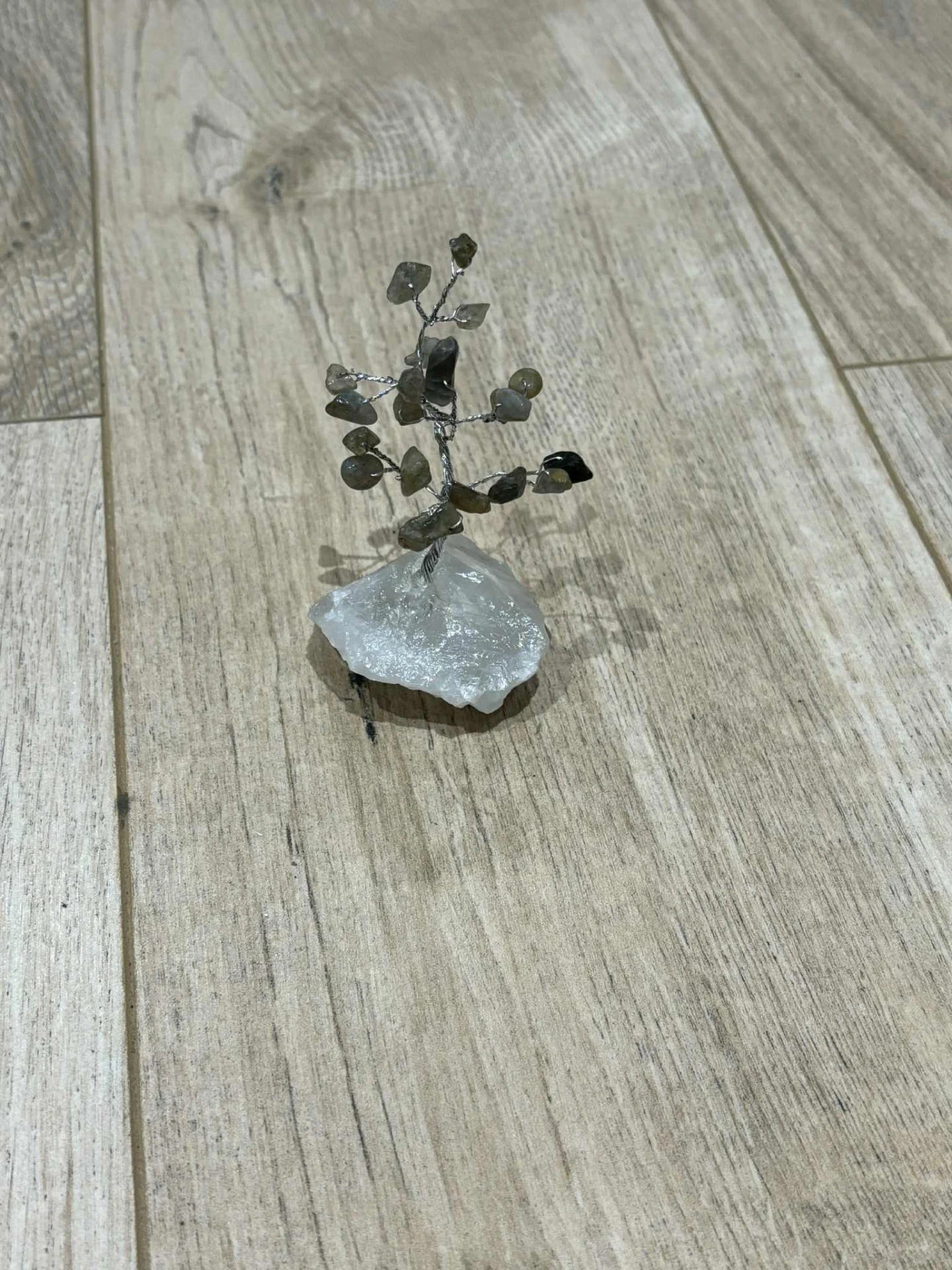 Arbre de vie en labradorite sur quartz blanc