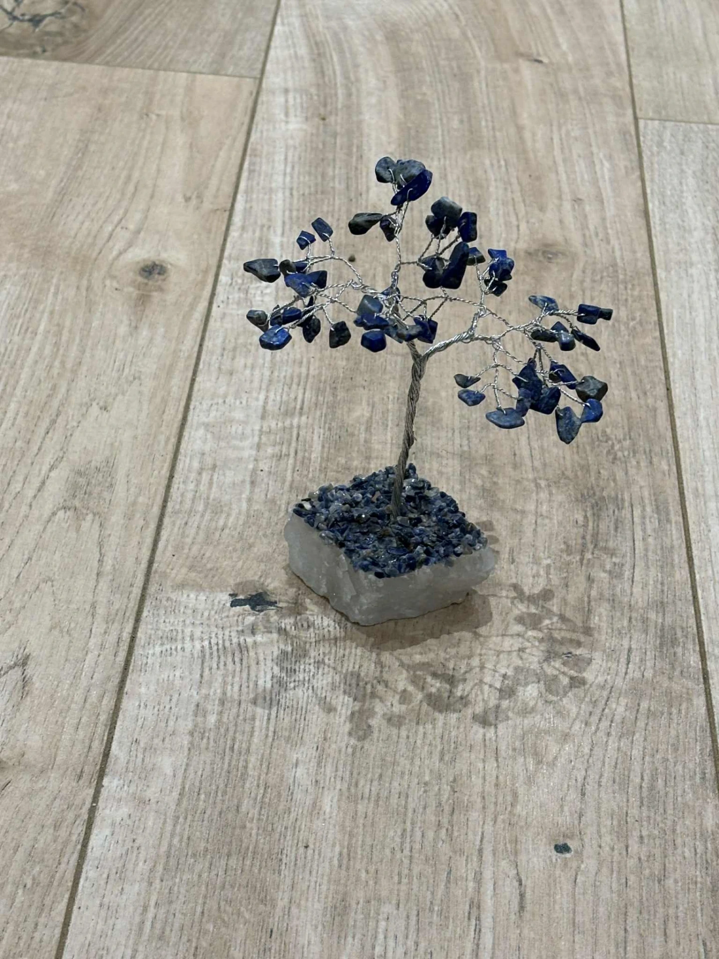 Arbre de vie en lapis lazuli sur quartz