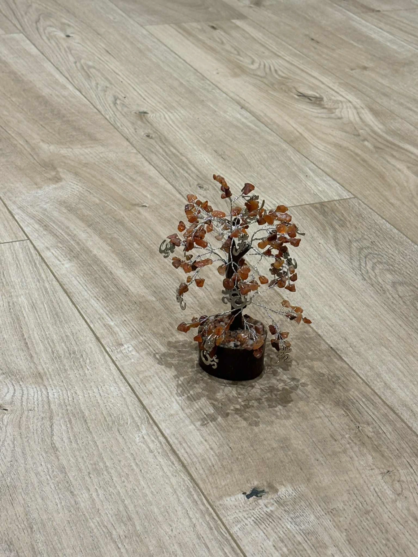 Arbre de vie en cornaline avec breloques