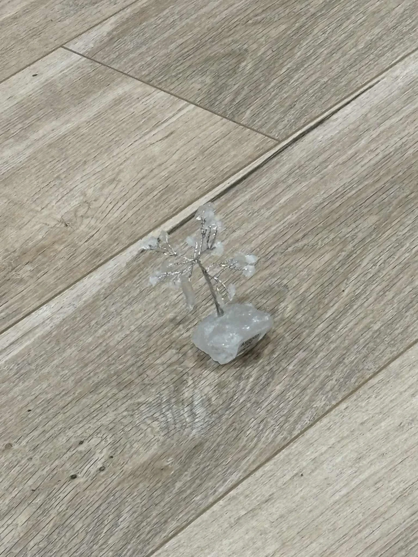 Arbre de vie en cristal de roche sur quartz blanc