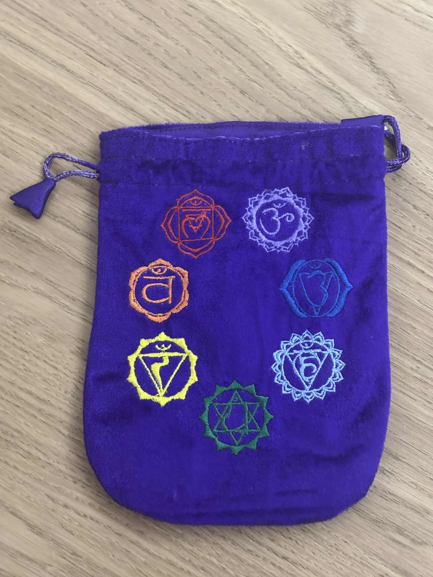 Pochette de velours avec symbole 7 chakras
