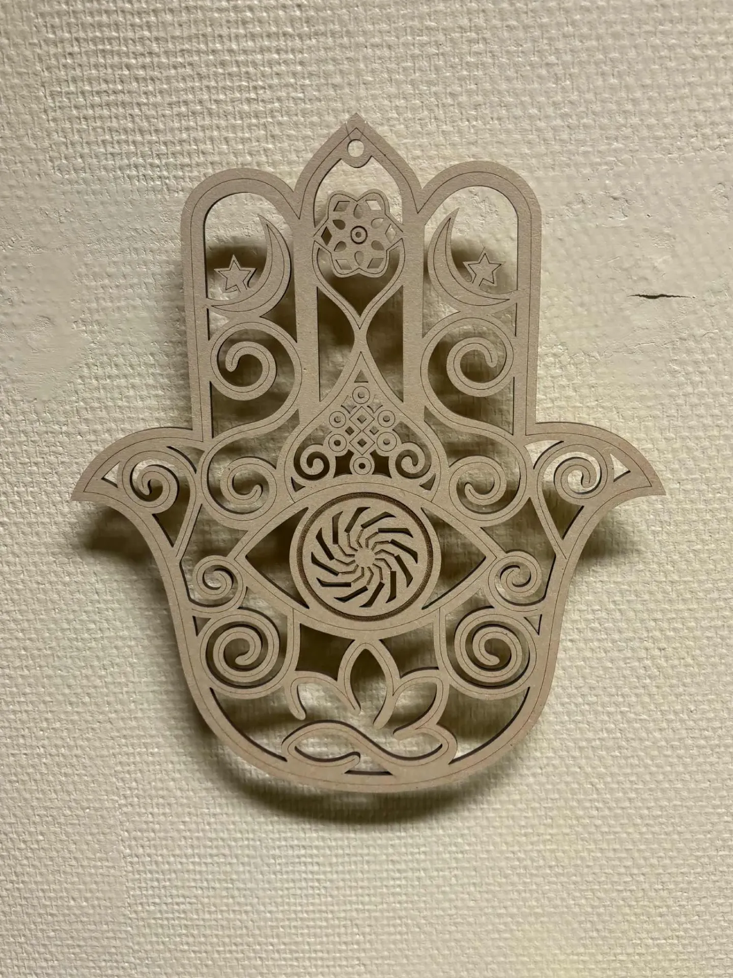 Plaque en bois main de protection