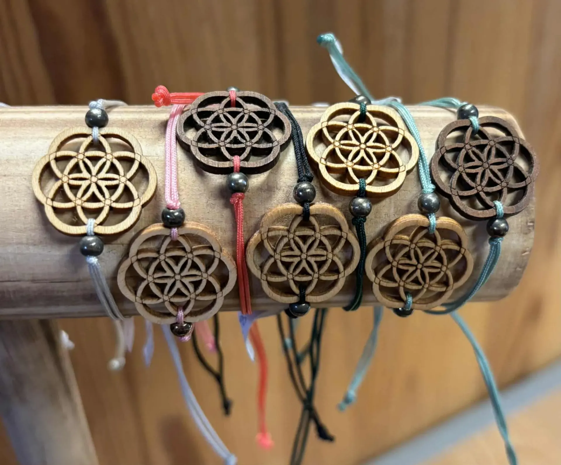 Bracelet Graine de vie en bois cordelette