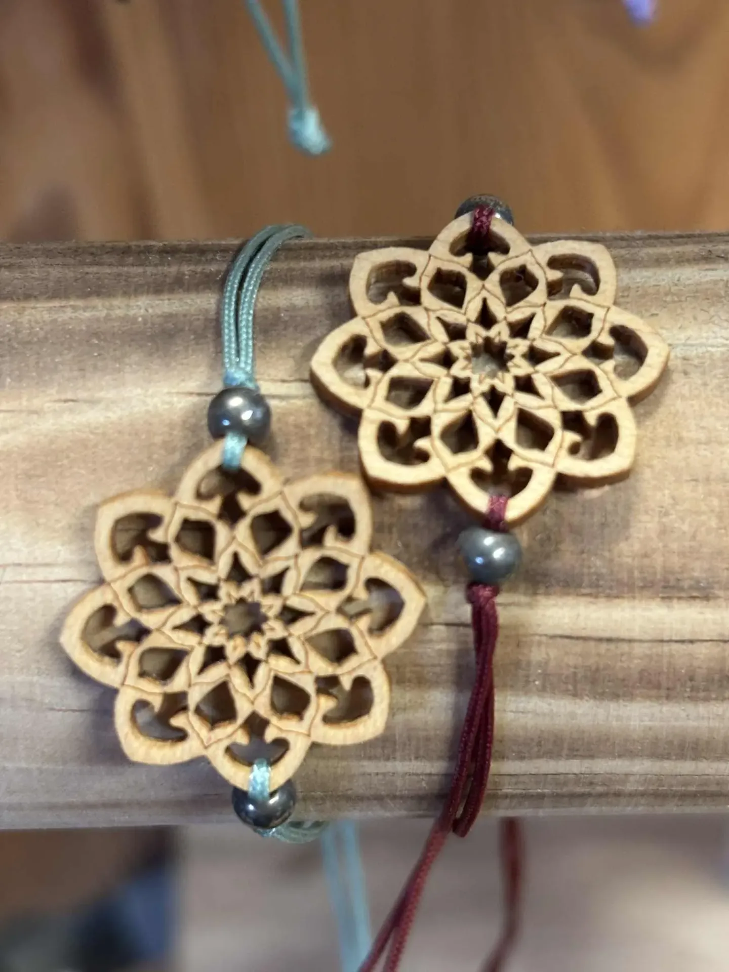 Bracelet Mandalas en bois cordelette