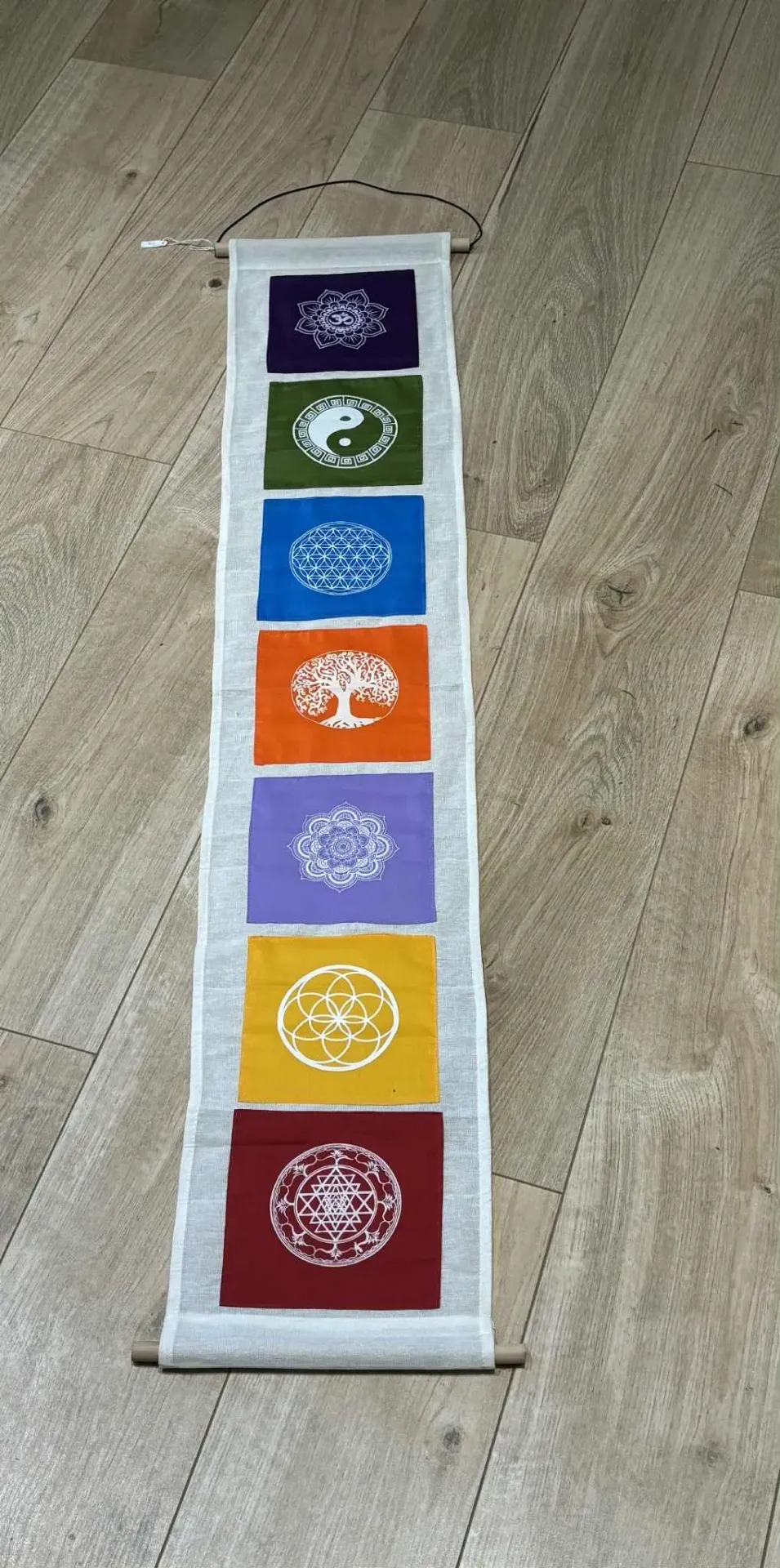 Bannière tissus blanc chakras sur rouleaux bois