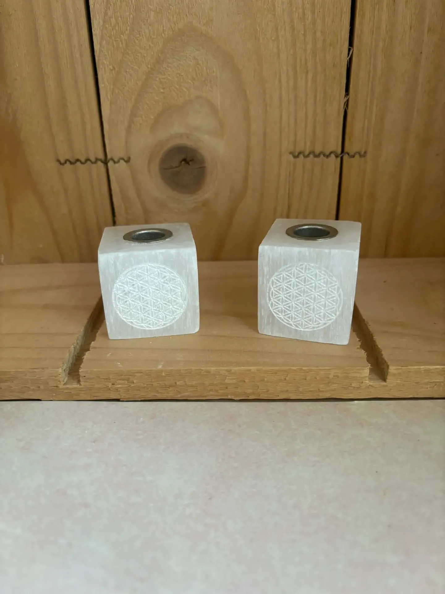 Sélénite bougeoir carré avec fleur de vie