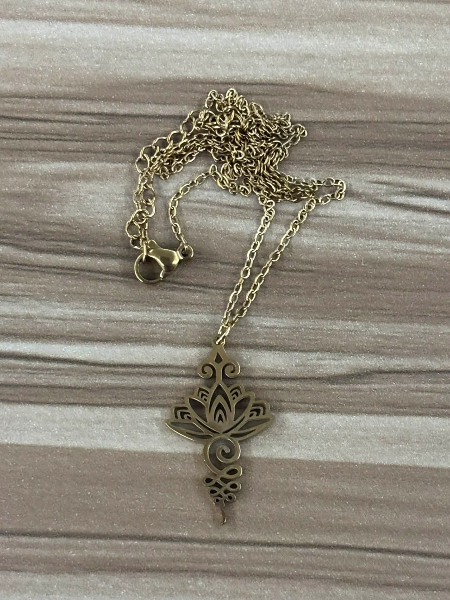 Pendentif Lotus avec chaine