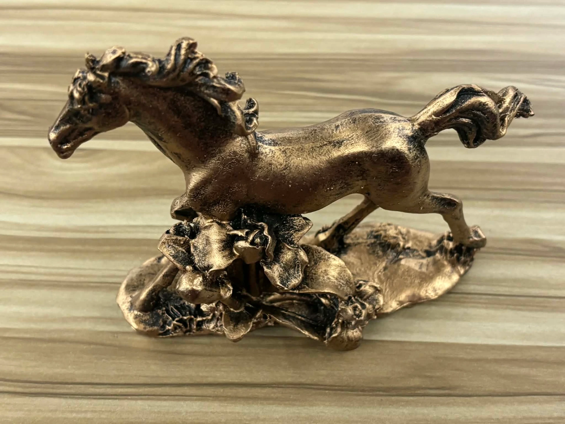 Statue cheval en résine dorée