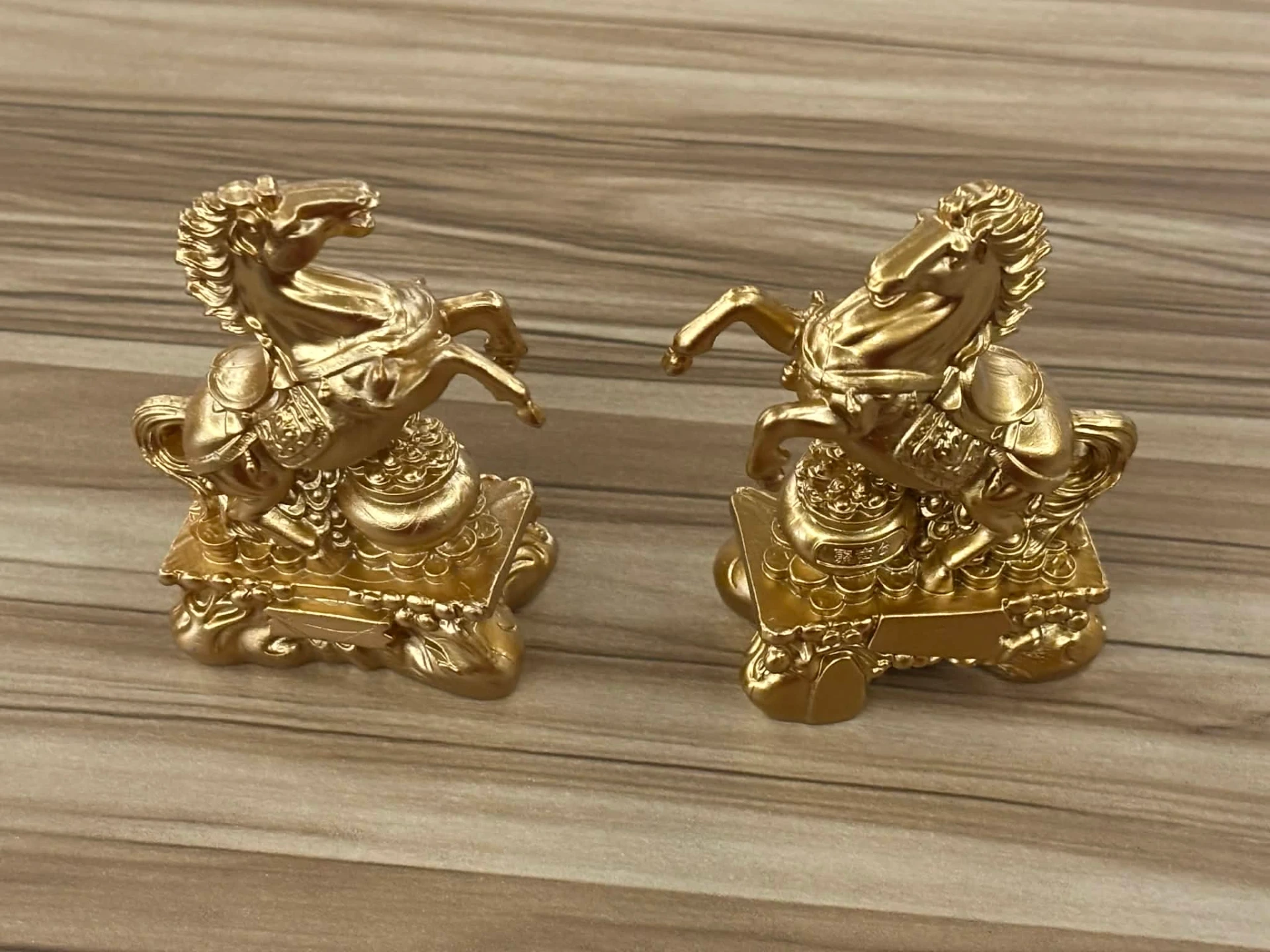 Statue cheval en résine dorée