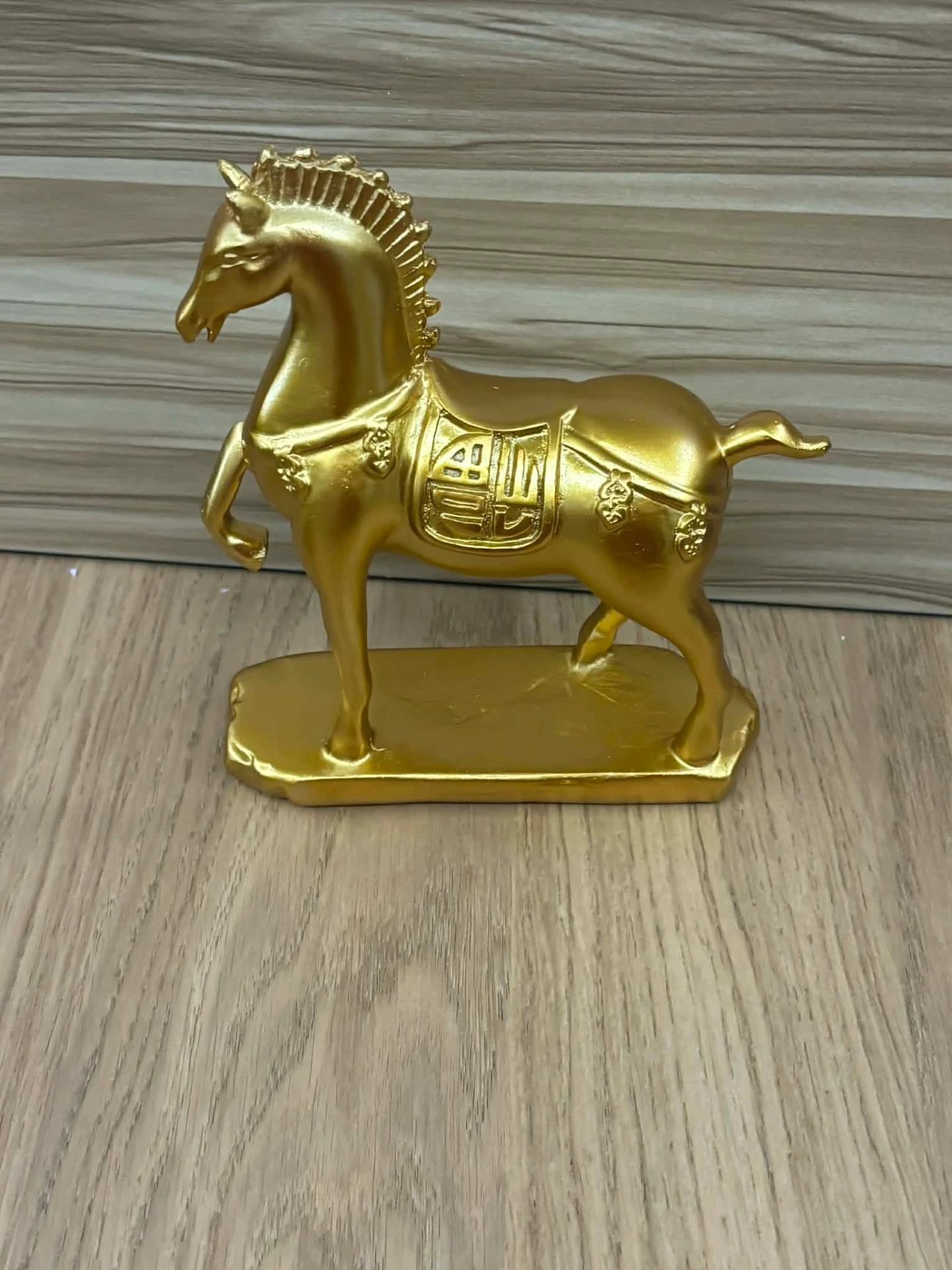 Statue cheval en résine dorée