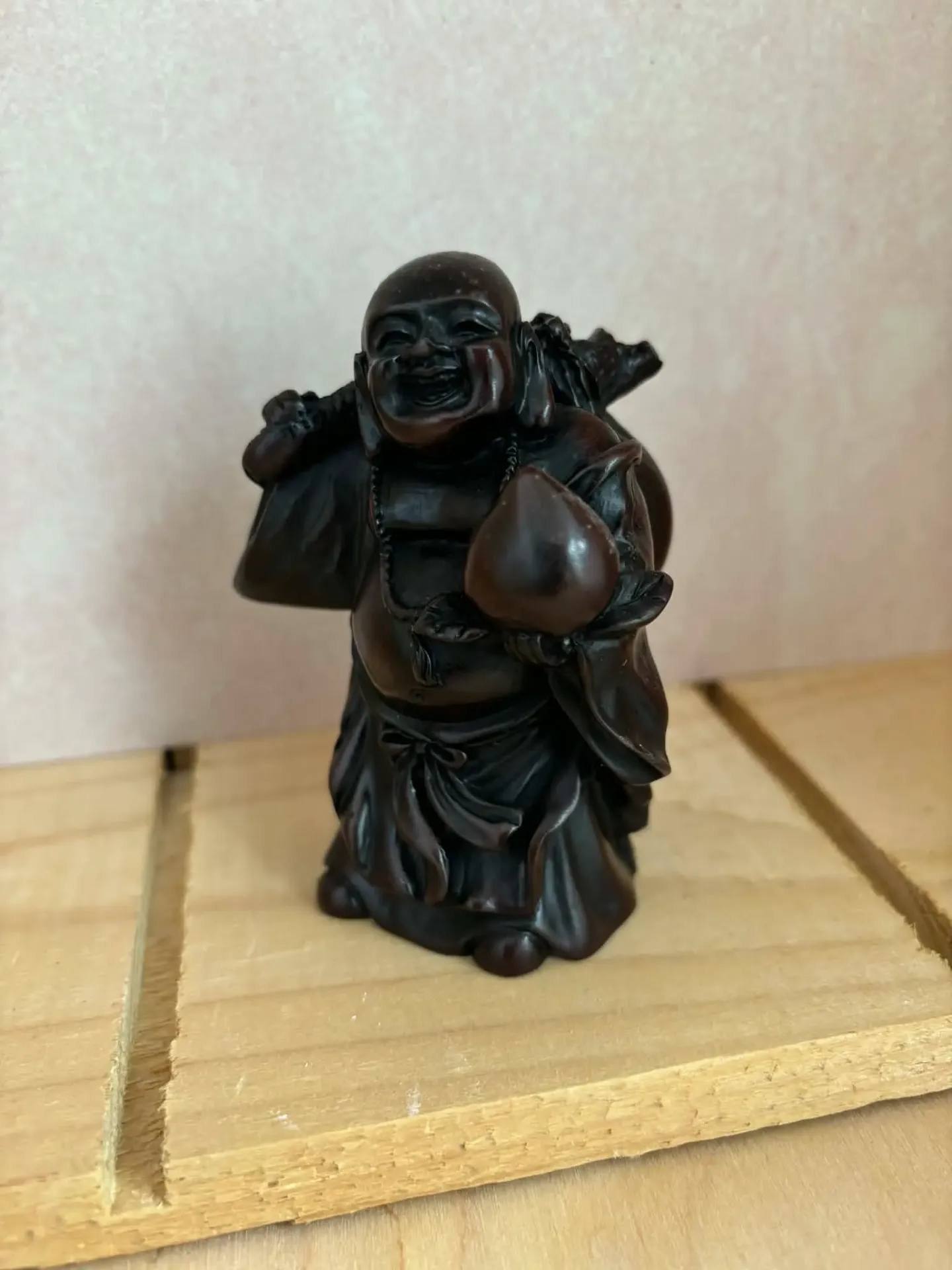 Bouddha rieur voyageur en résine