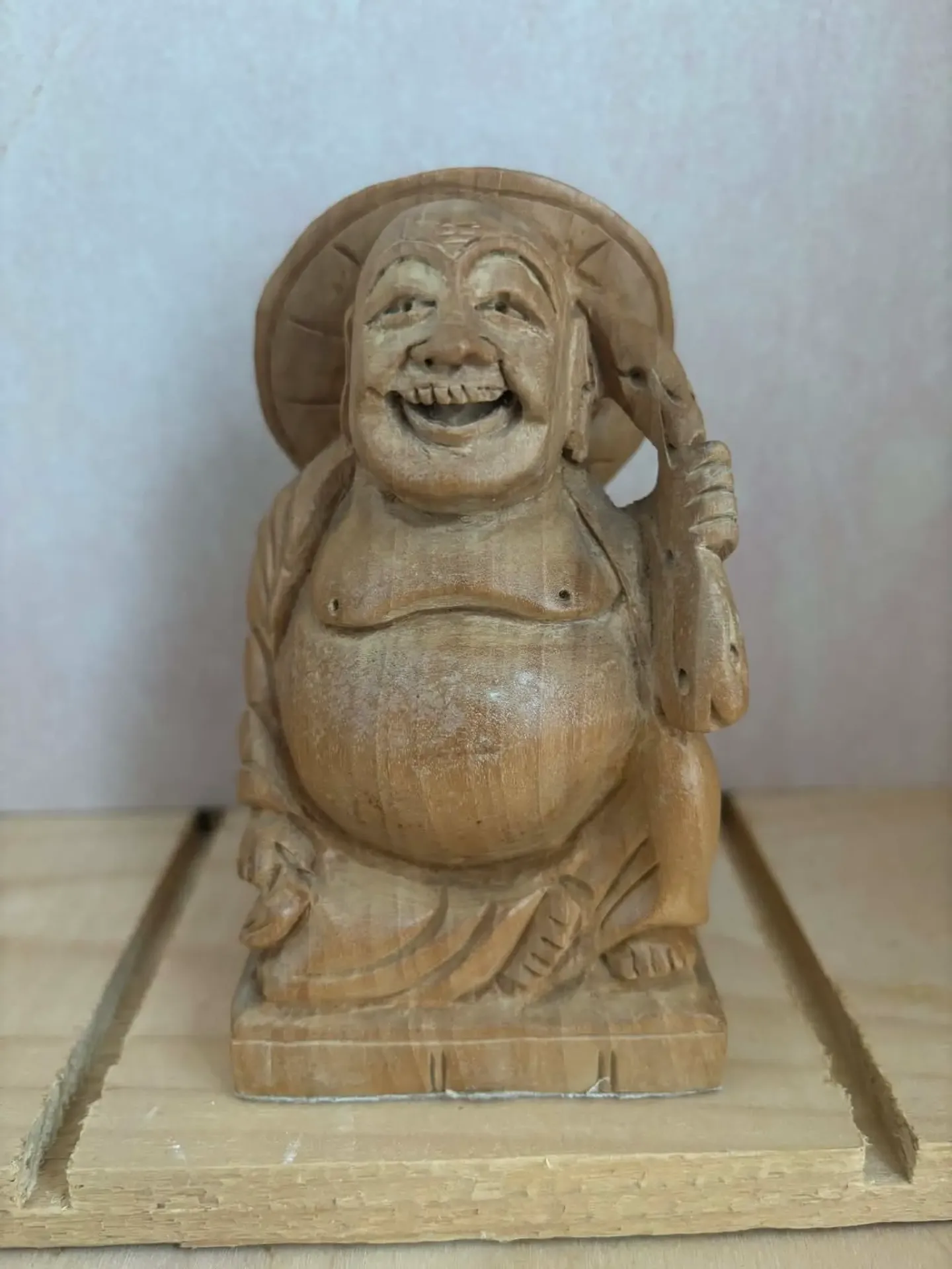 Bouddha rieur bois debout