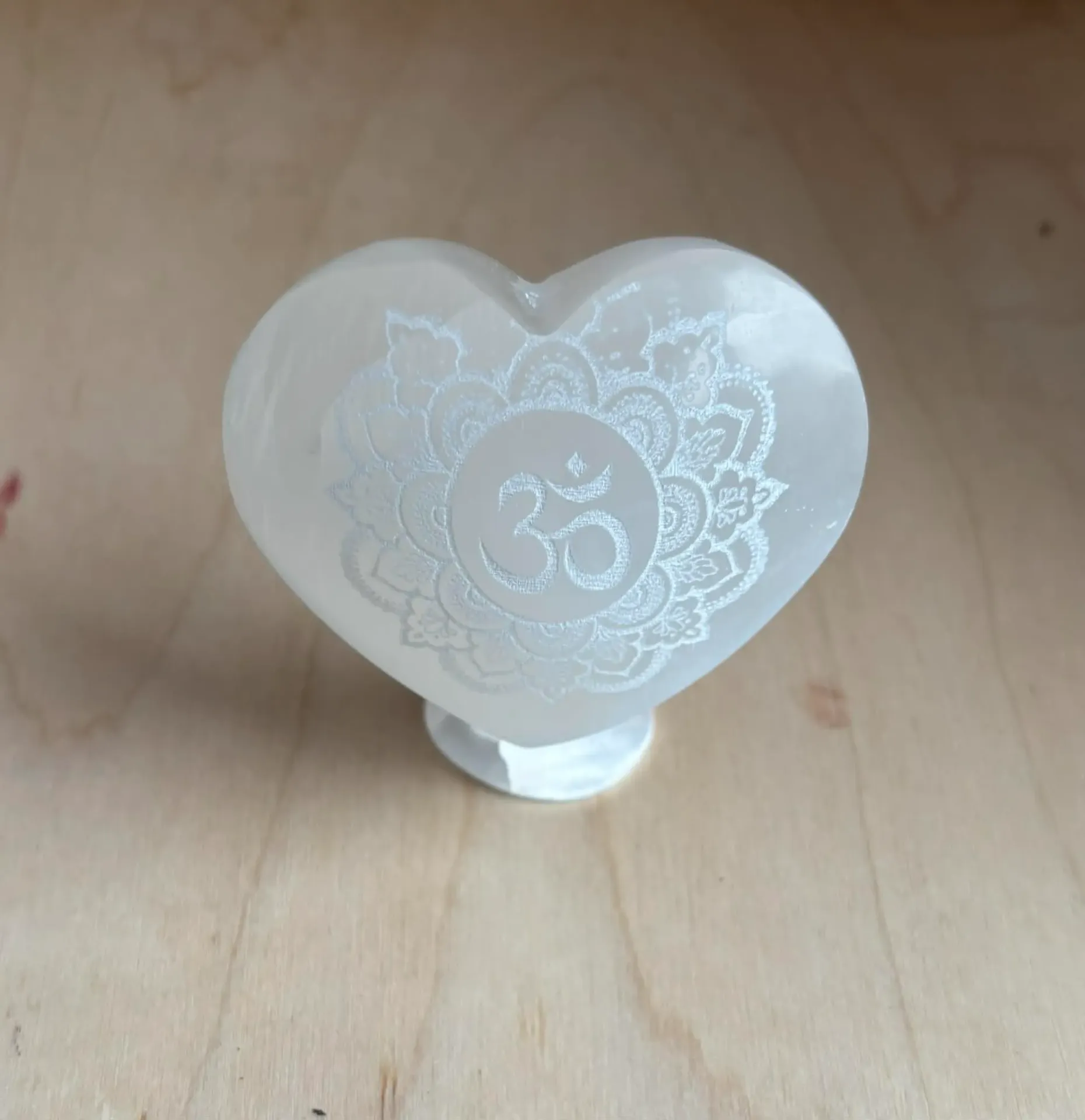 Sélénite cœur gravé sur pied