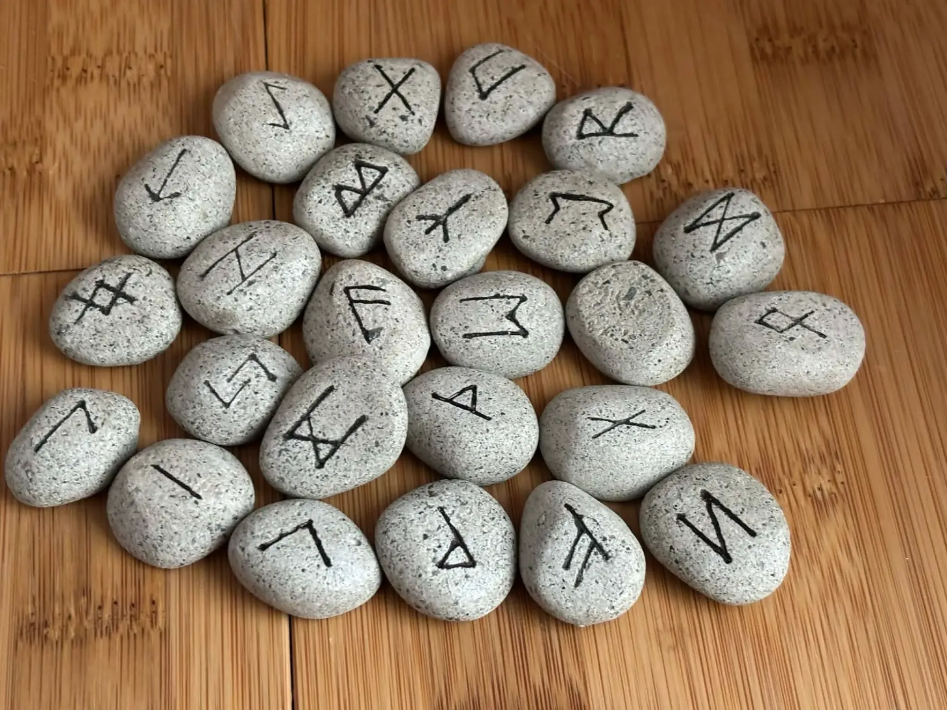 Runes en résine grise