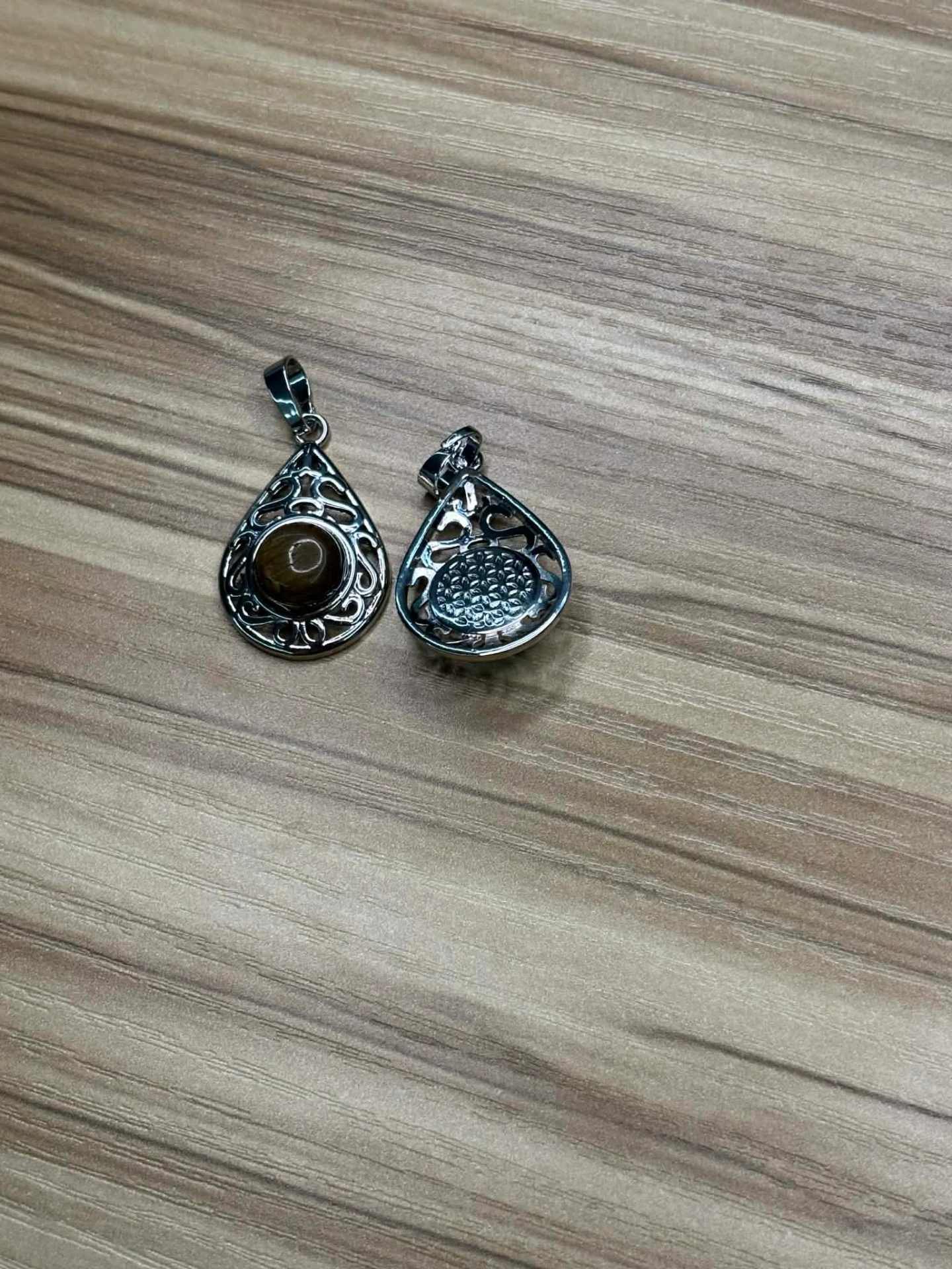 Pendentif Œil de tigre métal avec fleur de vie dos