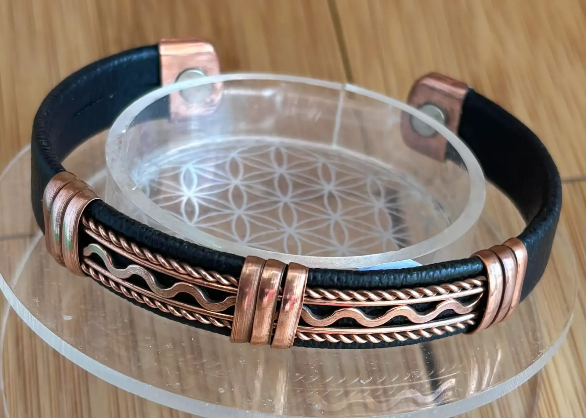 Bracelet Cuivre et Aimants avec Cuir Noir – Design Ondulé