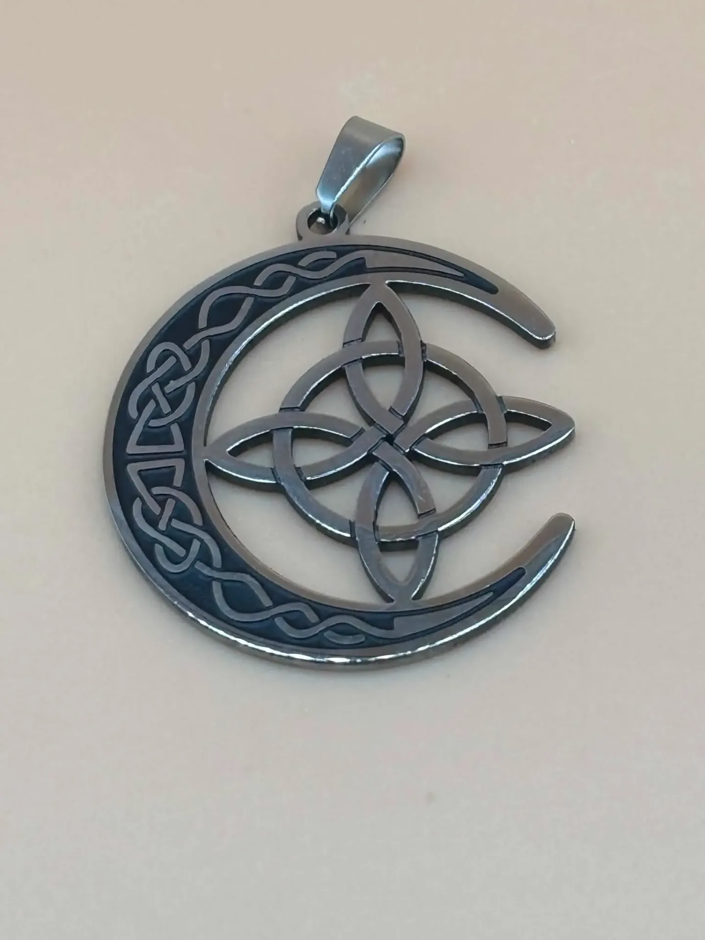 Pendentif nœud de sorcière & lune